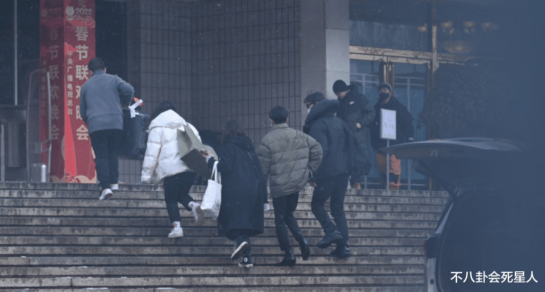 春晚|2022春晚彩排曝光：易烊千玺7次受邀，张小斐贾玲再合体