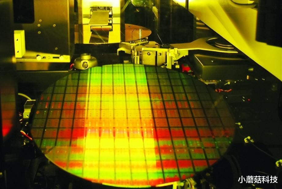 红米手机|美芯开始“打骨折价”,美国无力回天,外媒:中企不买美芯账了!