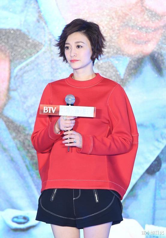 jk制服 李小冉身穿俏皮横纹衫拍杂志，看着一点不像46岁，短发真的好迷人