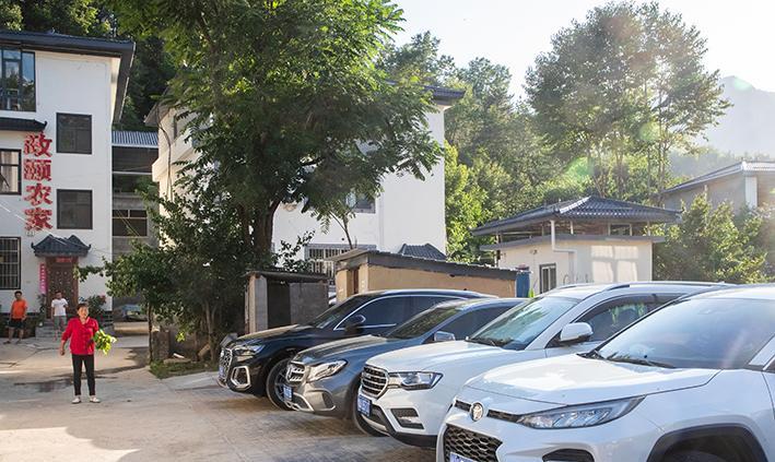 游江河|深山一条路串起四个村，家家改造房舍建康养小镇，很多人跑来避暑