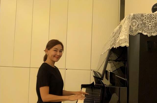 反派|反派“专业户”，嫁豪门退圈生一对双胞胎，44岁竟然活得如此精彩