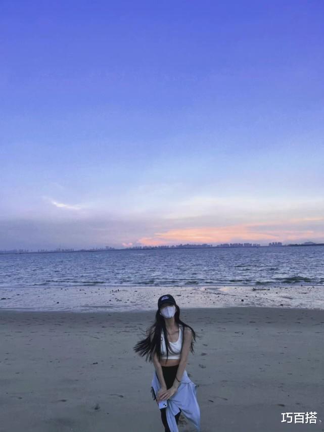 赵露思算是彻底转型成功了！从甜美到辣妹，魅力气质翻了一大番