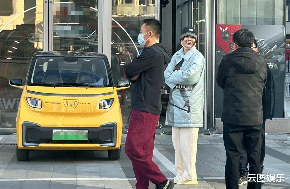 侯勇|侯勇买6万轿车被偶遇！小20岁娇妻穿拖鞋同行，腹部微隆被疑怀疑