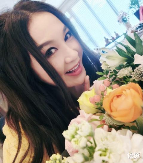 温碧霞|55岁温碧霞练瑜伽，穿背心大秀小蛮腰，扎双麻花辫酷似高中生