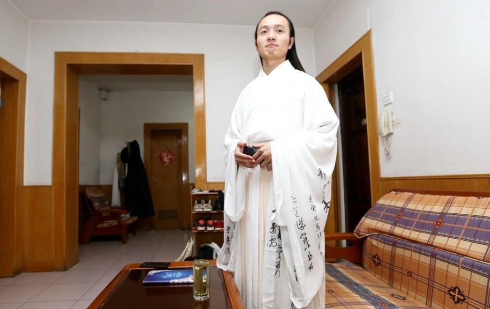 西安一90后男子长发及腰,坚持汉服加身10年,无视他人嘲讽和非议