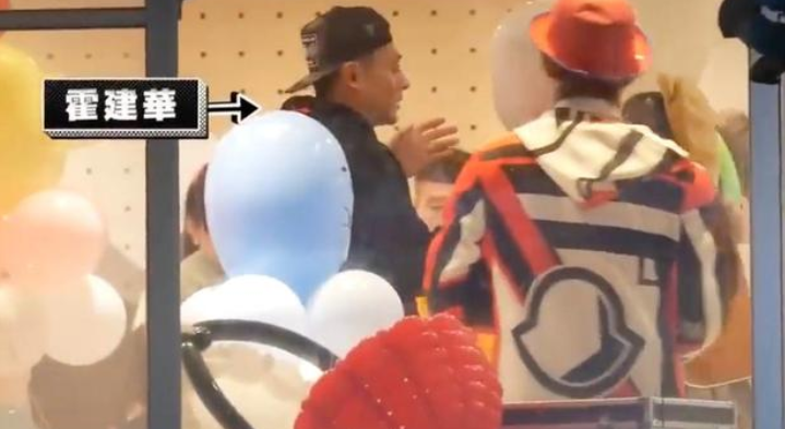 霍建华|霍建华花重金为女儿庆生，小海豚背影超萌，画面十分温馨