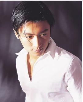 季东燃|?39年前,他被刘德华亲过,被周润发抱过,如今成为一代巨星