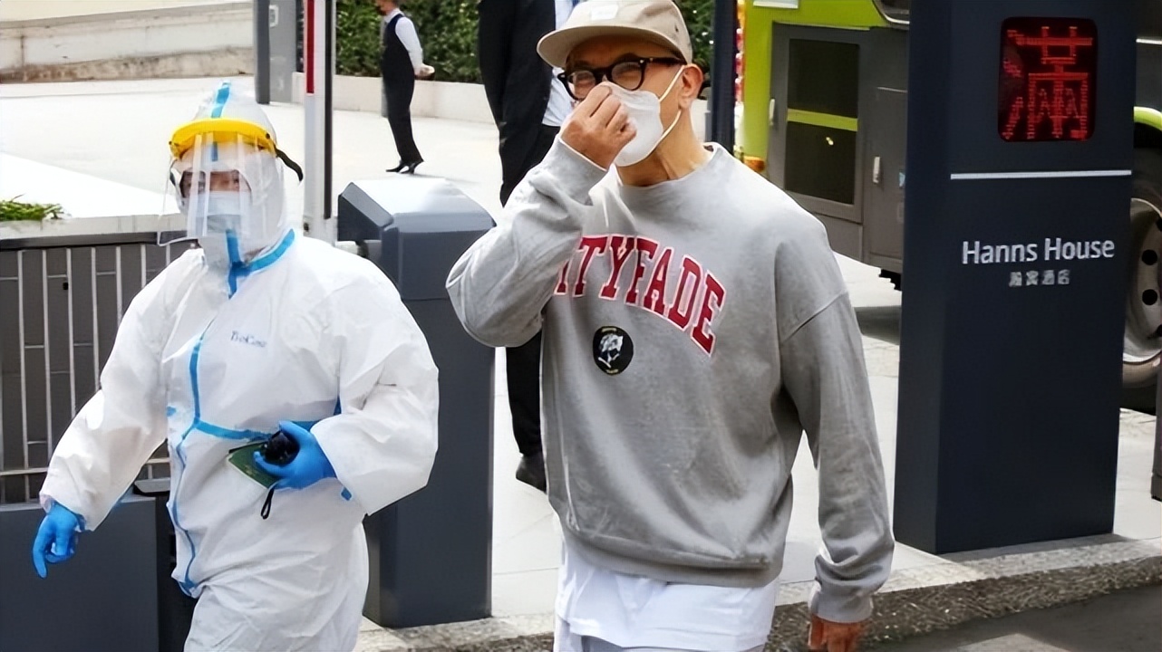 具俊晔|53岁具俊晔好爱大S!上韩综表演跪地求婚,穿搭减龄却藏不住老态