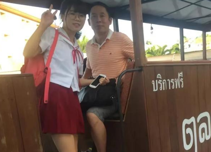 孙悦|卓爸晒孙悦旧照，背双肩包扎马尾辫，评论区的“留言”叫人破防