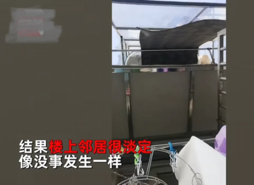 江苏,住在楼下的女子看到楼上邻居正晾晒的地毯把自家阳台给遮住了