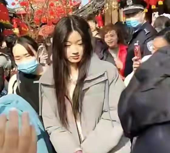 单依纯|单依纯被央视选中，到四川阆中演出，大冬天露出肚脐，打扮很养眼