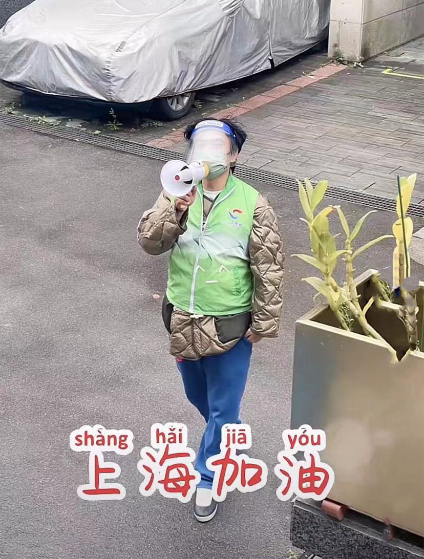 陈旭明|62岁老戏骨小区解封忙抢购！单手扛一整箱泡面，满头白发步伐匆匆