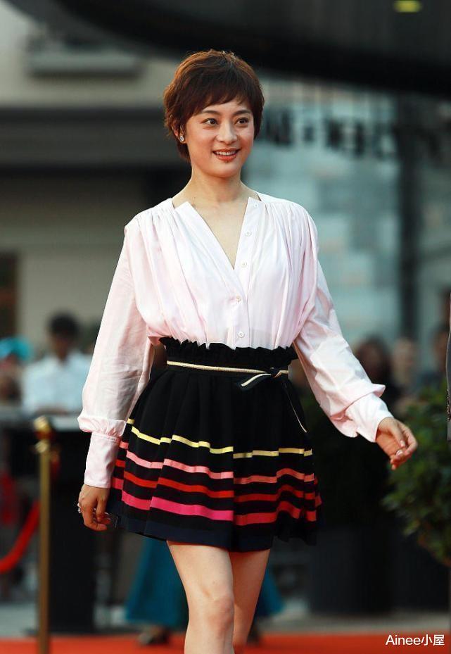 孙俪|孙俪穿衣挺讲究，“上身显出气质，下身秀出身材”，搭配挺高调的