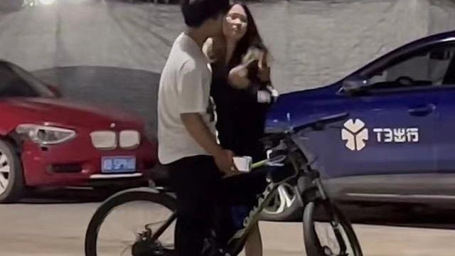 深夜，小伙骑单车见女友，两人深情拥吻，宝马男：我到底输在哪里