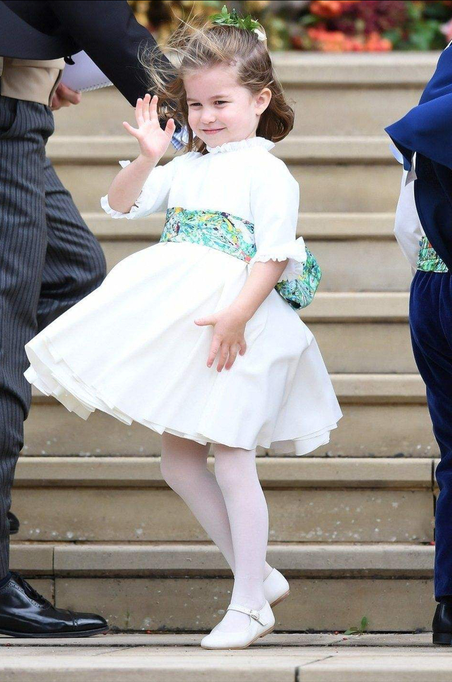 夏洛|6岁的夏洛特像一枚小变色龙！人前文静大方，人后鬼马精灵，萌翻了