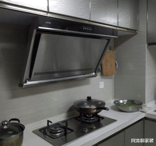油烟机开着,为啥炒菜时厨房里还满是油烟?内行讲解后,恍然大悟