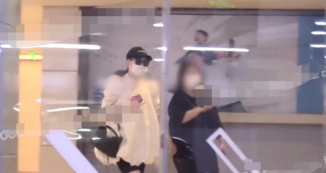 戚薇|戚薇挺孕肚逛街，步伐缓慢双腿浮肿明显！