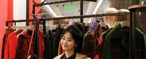 谭松韵 162cm谭松韵新生图：个头娇小气场足、头发一剪变少年