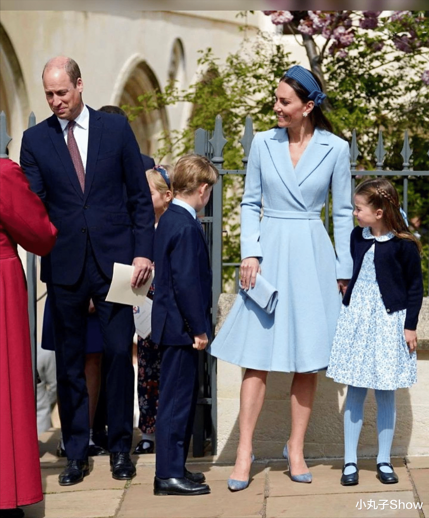 凯特王妃|凯特王妃威廉王子携宝宝亮相活动，蓝色亲子装温馨，威廉秃顶抢镜