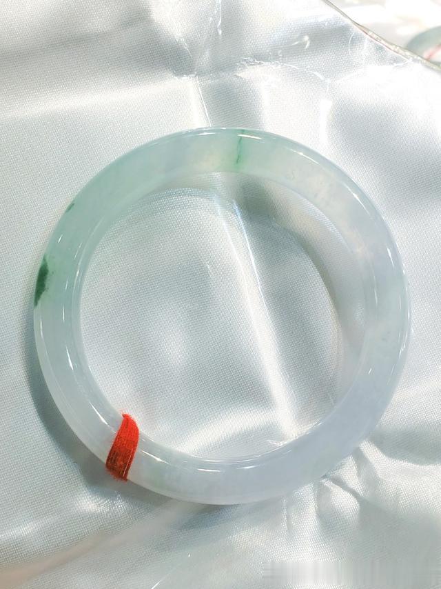 翡翠手镯|几百万的翡翠手镯，为什么用廉价的塑料纸包装？