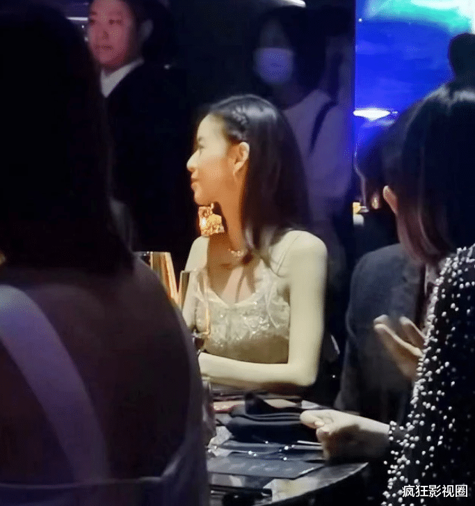 章泽天|“奶茶妹”章泽天近照曝光，生图艳压女明星，尽显女总裁气质