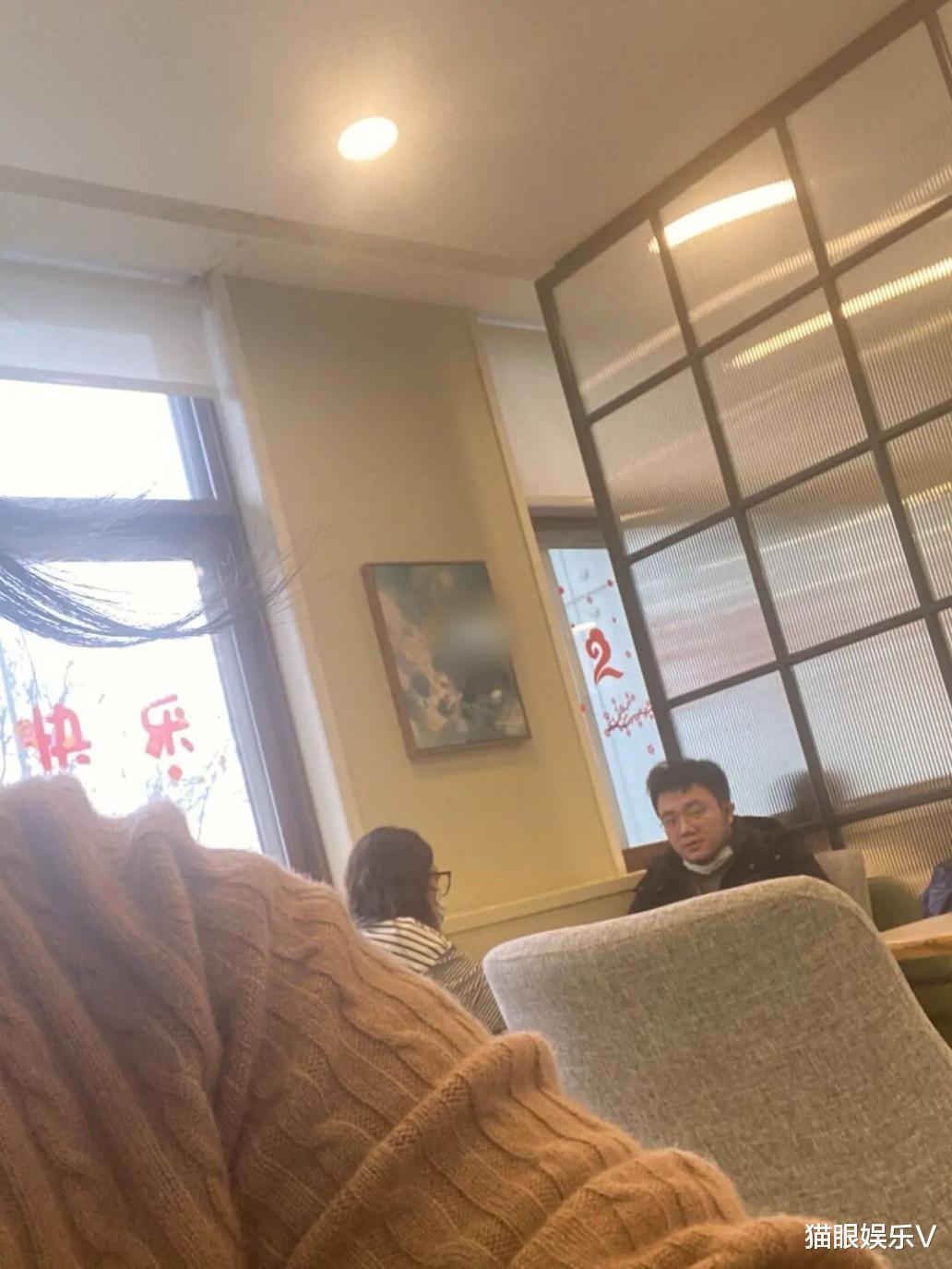 宋丹丹|宋丹丹儿子带老婆产检,跷着二郎腿坐在沙发上,全程还有人跟拍