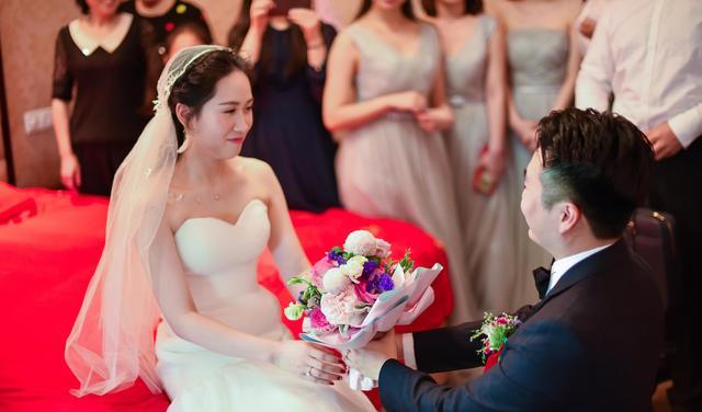 回顾浙江儿子抱着母亲二婚出嫁,60万彩礼惹人羡,网友们“酸了”