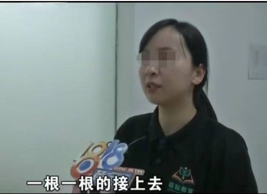 浙江绍兴,悦悦的头发被起泡胶粘住,老师帮忙剪掉
