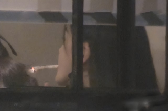 甄子丹|交友不慎？Baby私下抽烟画面被放到网上，拍摄者坐在她对面