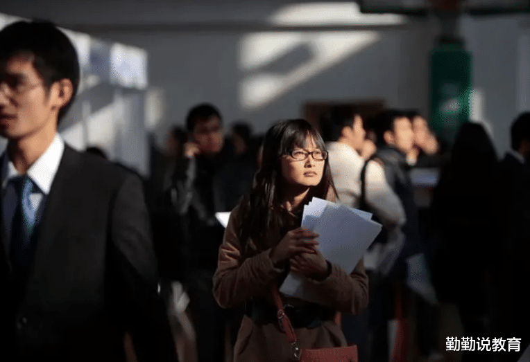 留学生|留学生回国求职屡屡碰壁，用人单位直言：“别拿这种学历糊弄我”