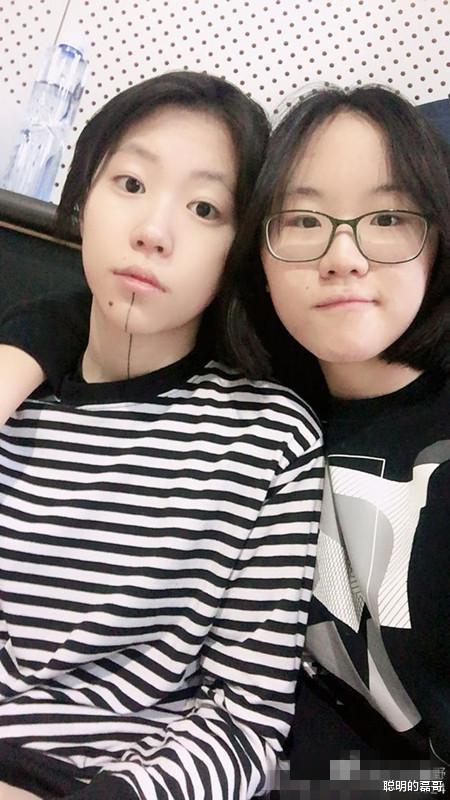 窦唯|52岁窦唯头发花白身材发福，和李诚儒前妻合照显拘谨