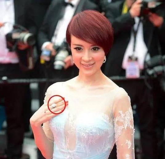 赵丽颖|离婚12年，前妻为博纳上市点赞，于冬和金巧巧带着孩子一起敲钟