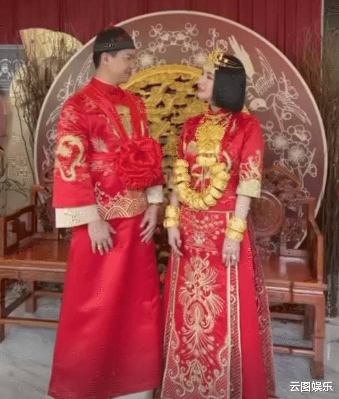 何猷君|何猷君前女友带儿子改嫁!婚礼现场戴18只金镯,5克拉钻戒显贵气