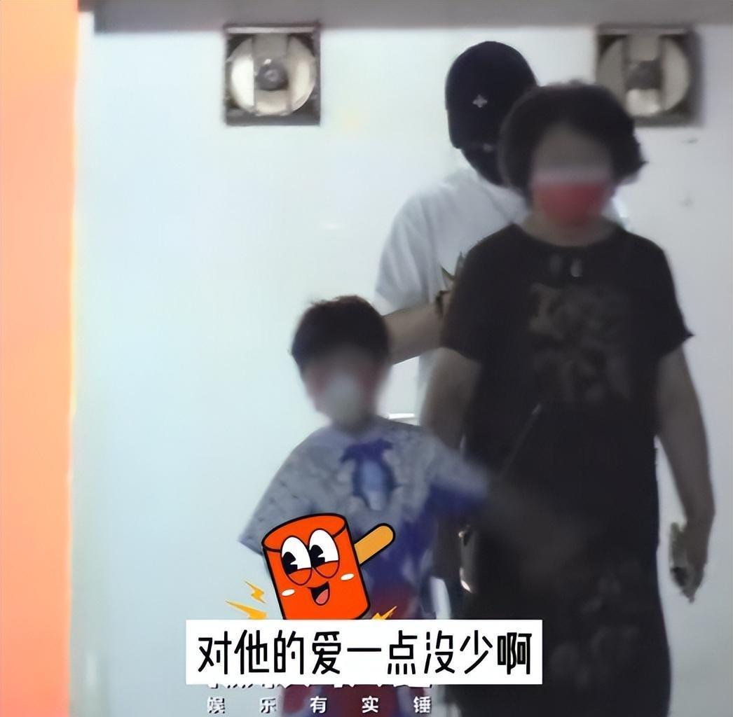 小海绵|黄晓明带家人出行，小海绵蹦蹦跳跳心情好，奶奶细心照看孙子