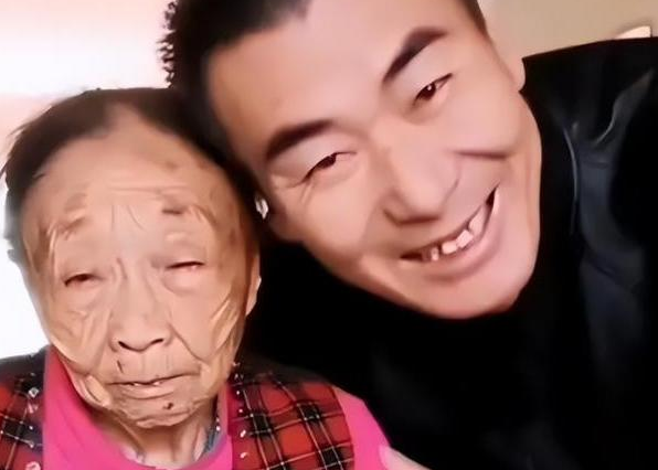 85岁马玉琴外甥女现身,带其下馆子吃大餐,网友:又来个争家产的