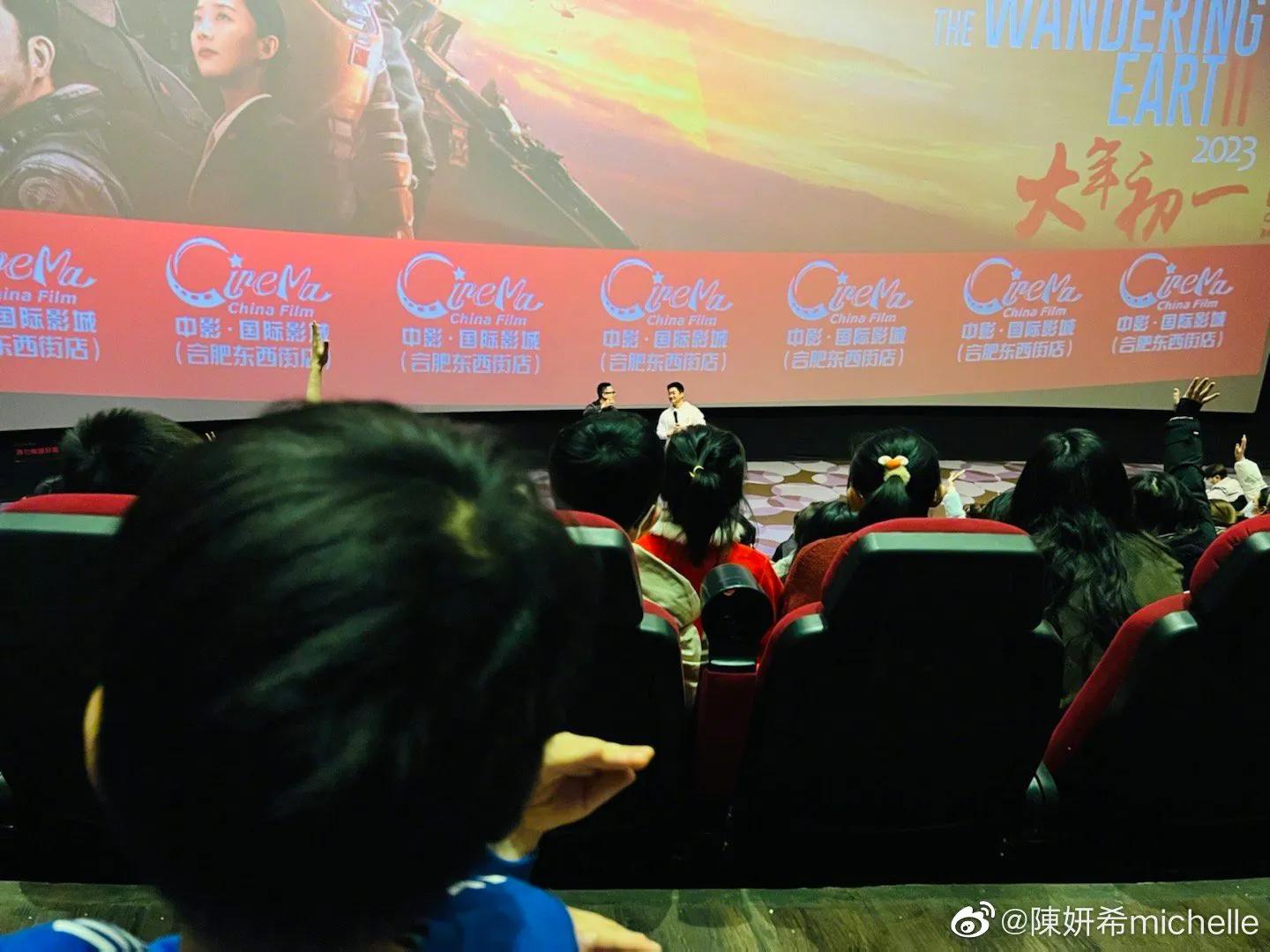 陈妍希|陈妍希春节回婆家过年，带儿子去看电影，6岁小星星很像爸爸陈晓