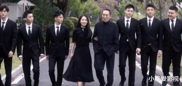 张末|张艺谋带大女儿走红毯见世面!38岁张末穿小黑裙,红唇长发撞脸章子怡