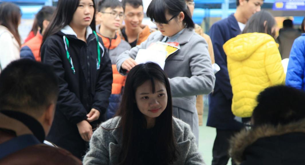大学生|“你捡到8万，失主却说丢了9万，咋办？”，大学生的回答尽显机智