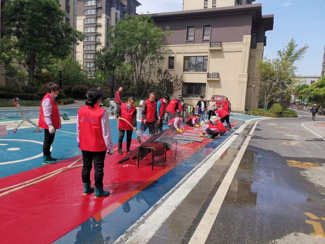 铂悦府是个好地方,物业免费为业主洗纱窗,住在这里真幸福