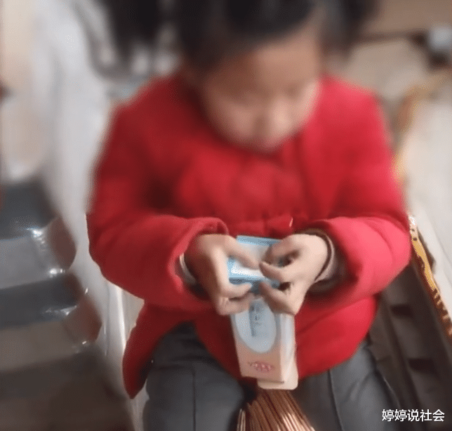 江苏6岁视障女童放假“打工”,日折数千包装盒,帮家里减轻负担