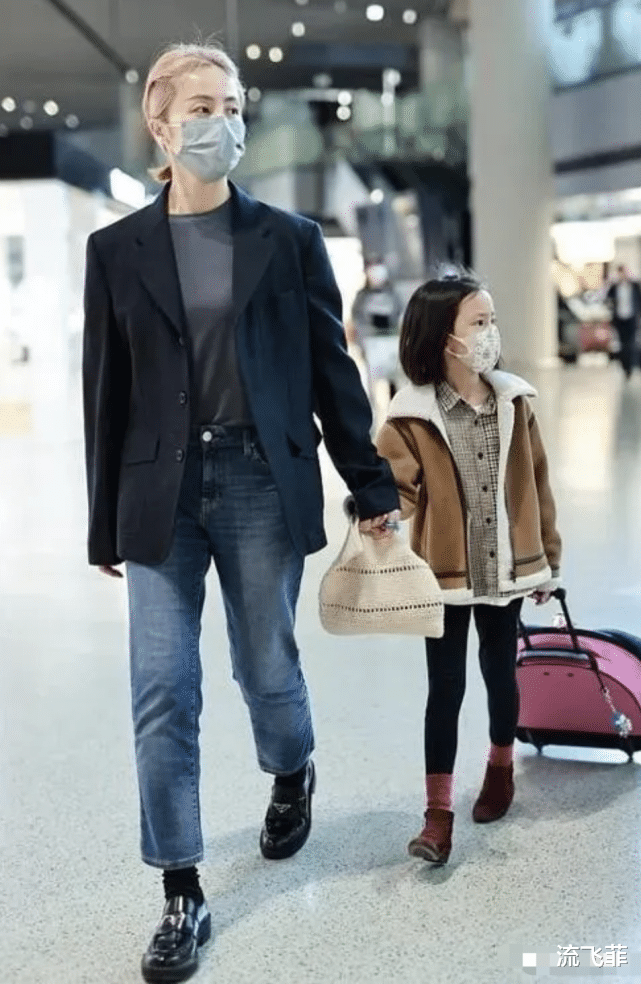 孙莉|黄磊老婆孙莉染女团发色与服装不协调翻车，网友：在跑偏的路上回不来了