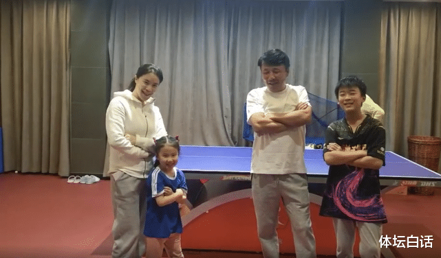 王楠|恩爱！44岁王楠雨中漫步，被富豪老公搂抱害羞，郭斌表白：20年了