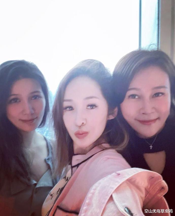 萧亚轩|萧亚轩终于恢复自信,跟闺蜜一起晒合影,网友:伤疤看不见了