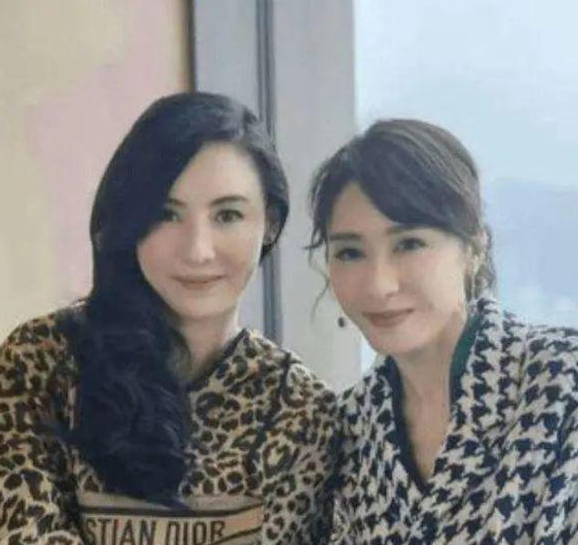 黎姿 51岁黎姿晒出近照,频频分享护肤心得,疑似为自己生意开辟市场