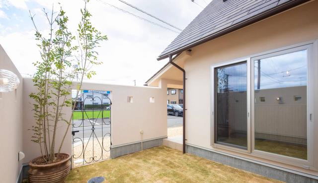 有庭院有阁楼，这个日式独栋看着不豪华，却靠普通装修治愈人心