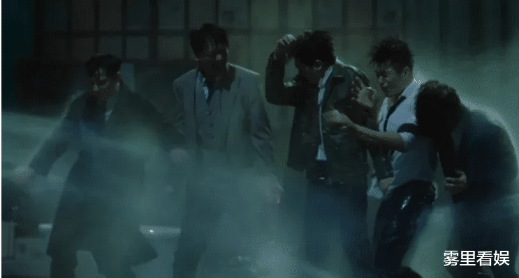 明星|现在的男明星也太拼了，台前是偶像型，台上表演时表情失控帅气全无