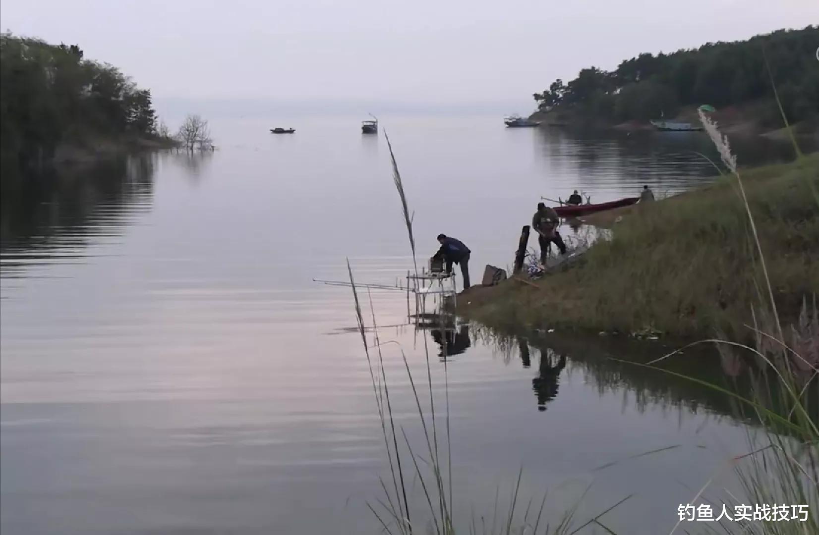 |野钓怎样才能把大鱼诱进窝子？明白打窝的要求，掌握诱鱼的技巧