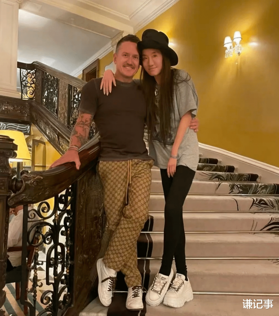 |73岁王薇薇和小男友逛奢侈品店,身材骨感气场强大