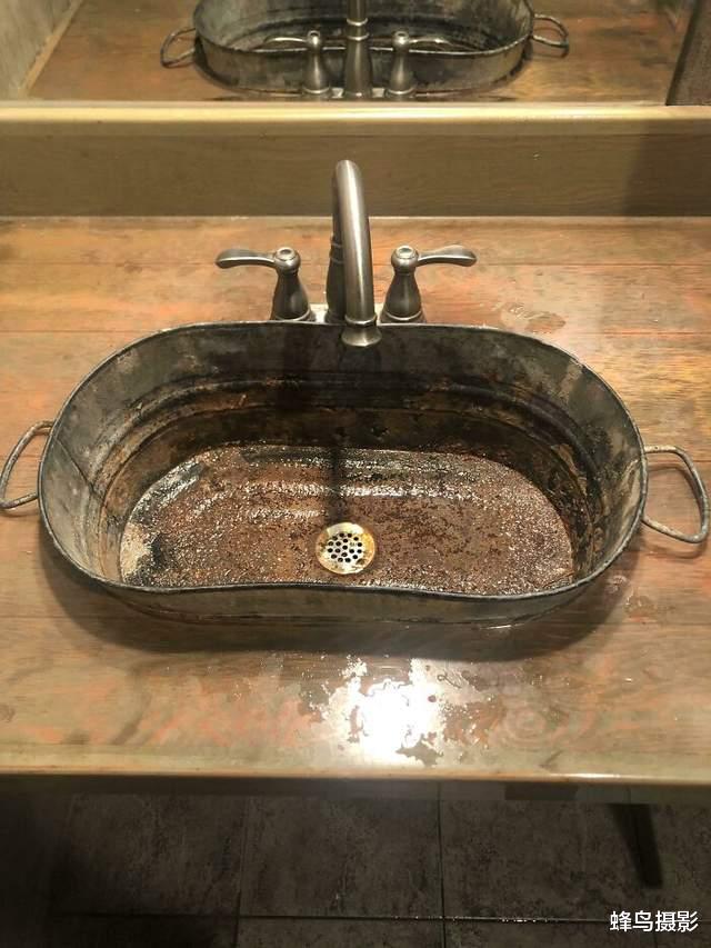 40个国外的奇葩设计，公厕小便池带盖，马桶对着坐，电梯要自己走