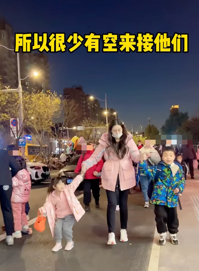 毕畅|“王小蒙”毕畅开豪车接娃放学!一个手镯超8万元,儿子五官像爸